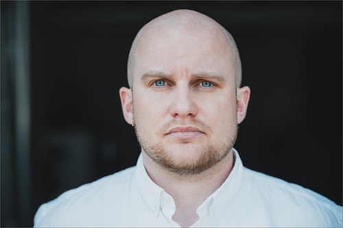 Adam Goslett kigger ind i kameraet