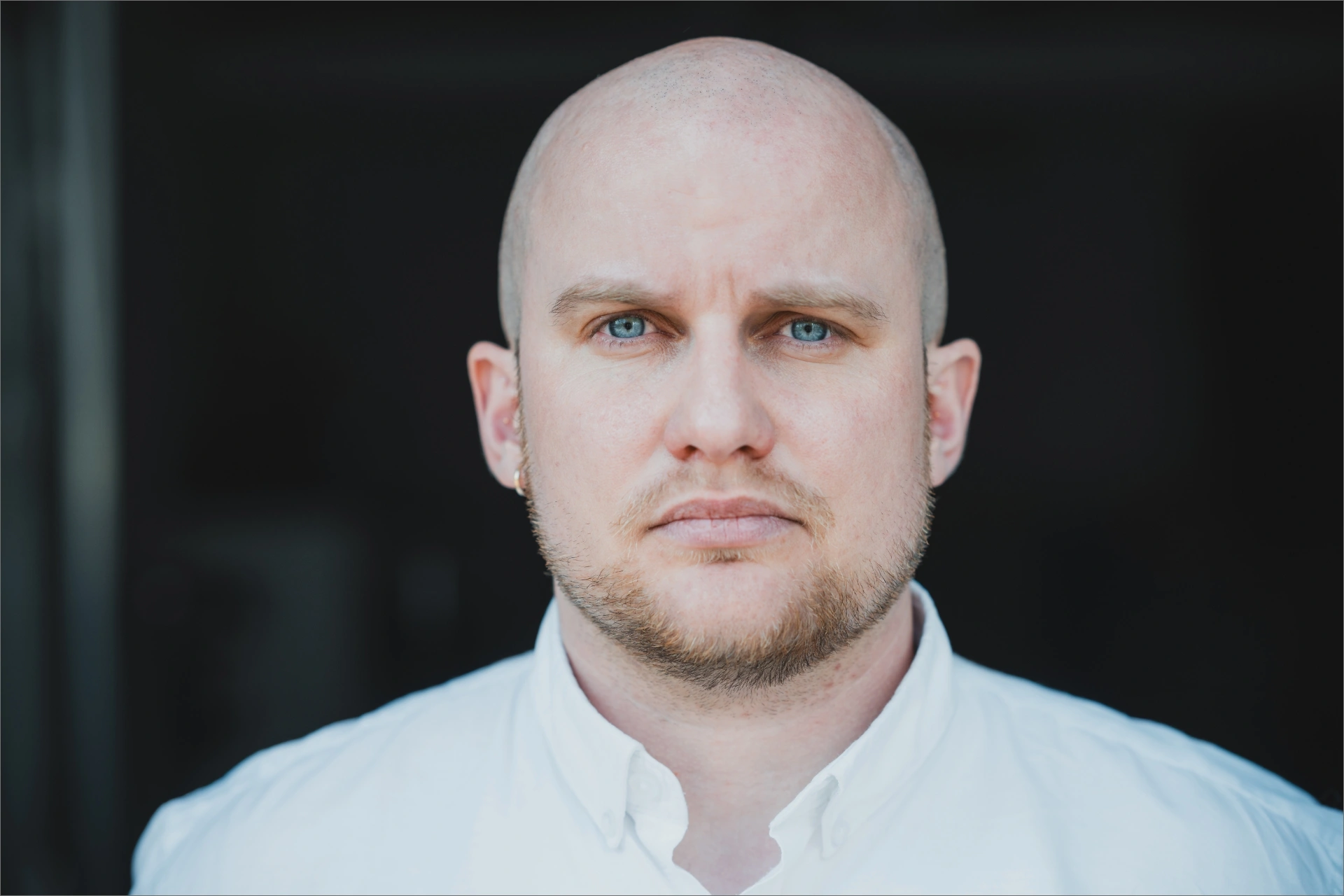 Adam Goslett kigger ind i kameraet