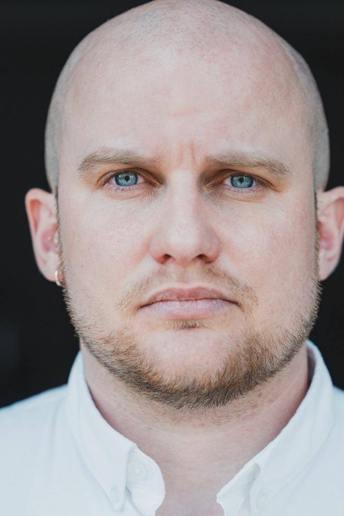 Adam Goslett kigger ind i kameraet