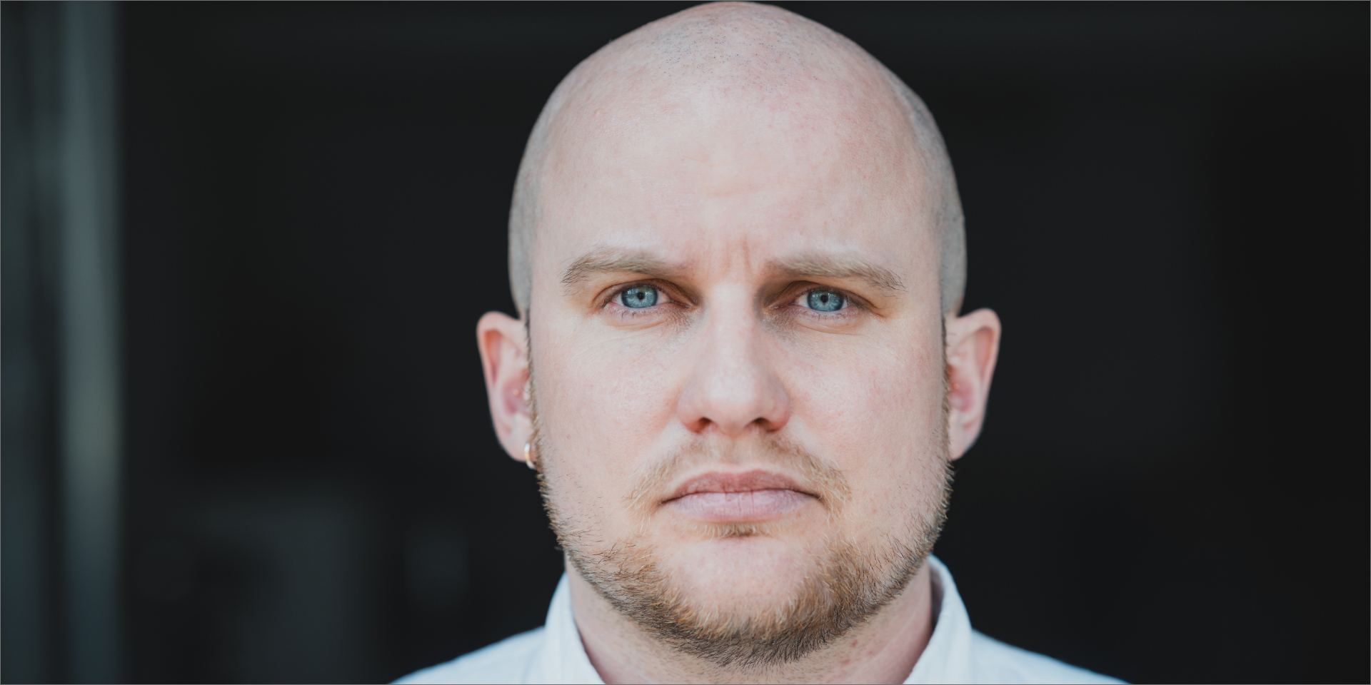 Adam Goslett kigger ind i kameraet