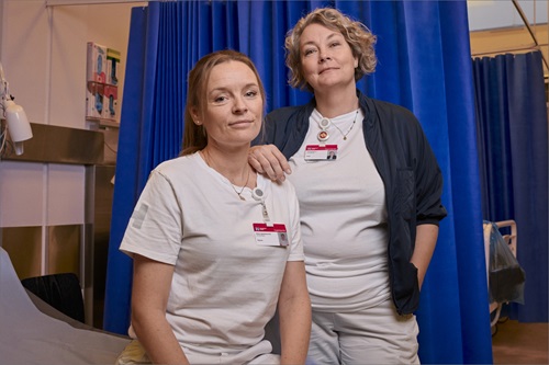 Nanna Saaby Sørensen og Helle Seemann, to ledere fra akutafdelingen i Hillerød, står ved siden af hinanden