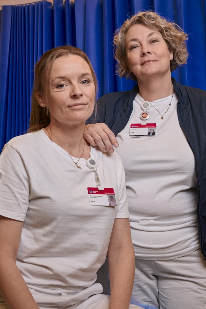 Nanna Saaby Sørensen og Helle Seemann, to ledere fra akutafdelingen i Hillerød, står ved siden af hinanden