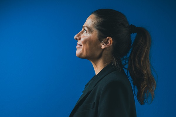 Andrea Rudolph står med siden til