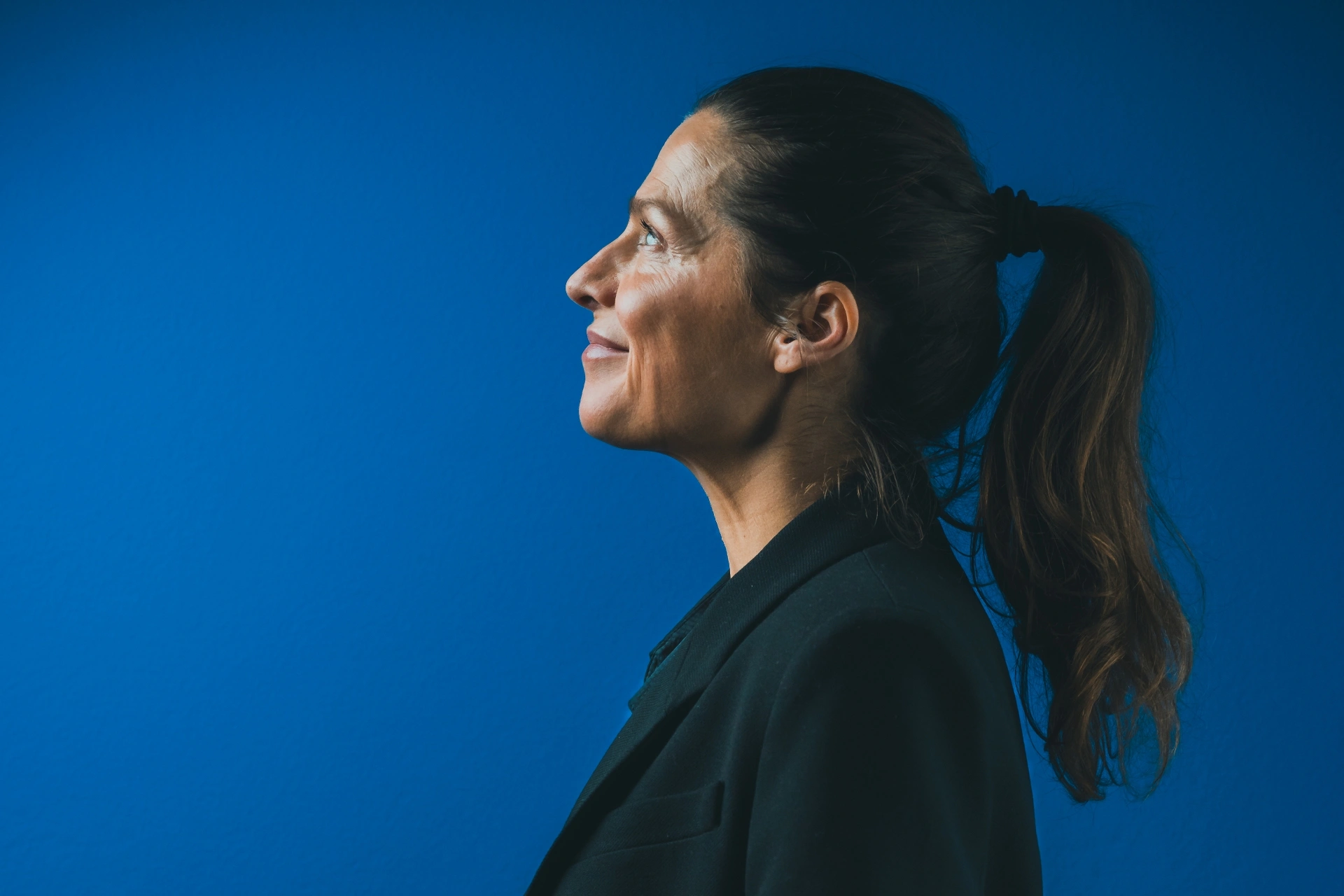 Andrea Rudolph står med siden til