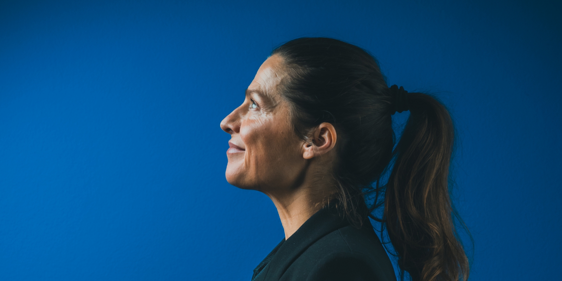 Andrea Rudolph står med siden til