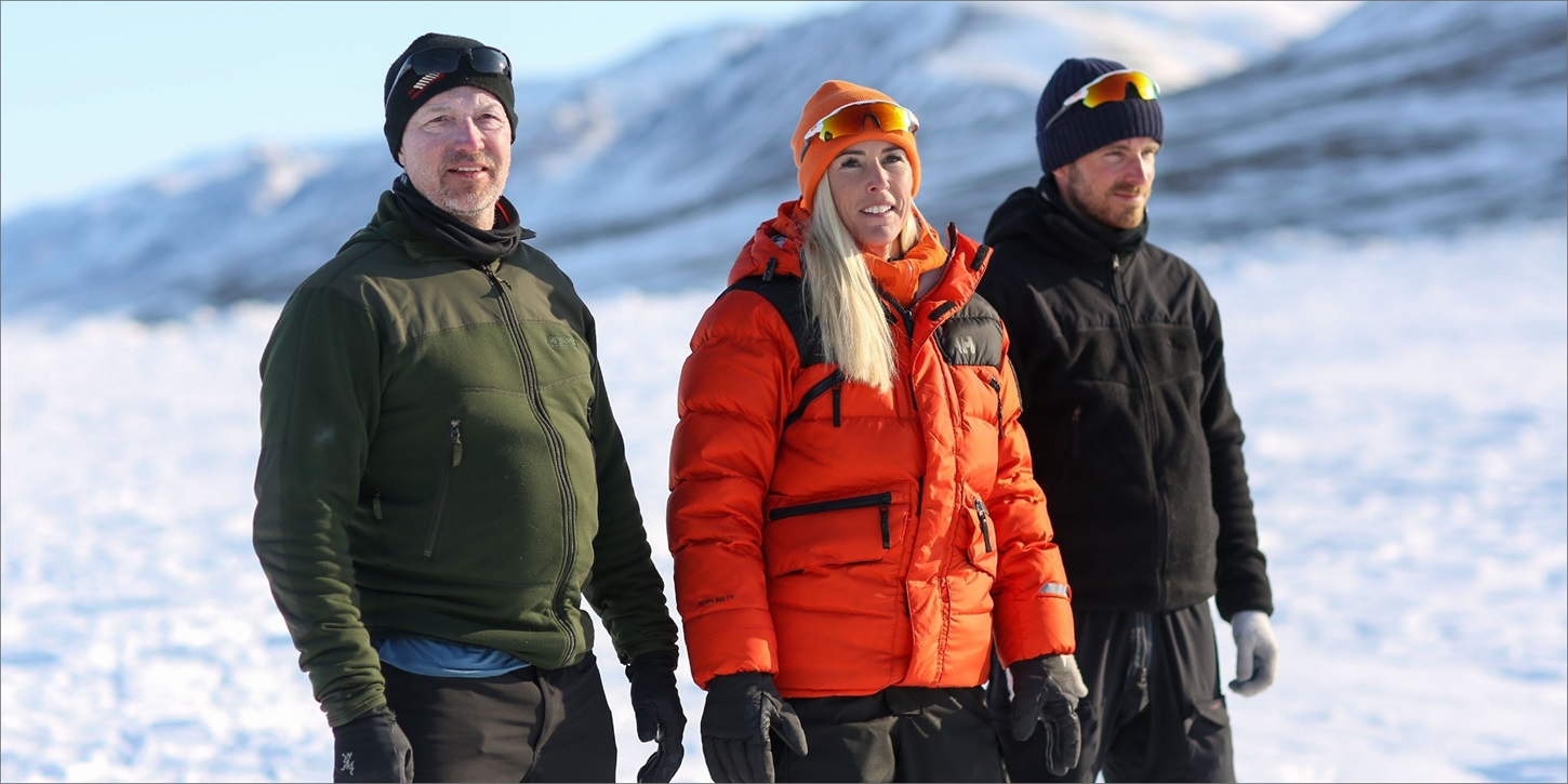 Anika Tronier står mellem to mænd i sne