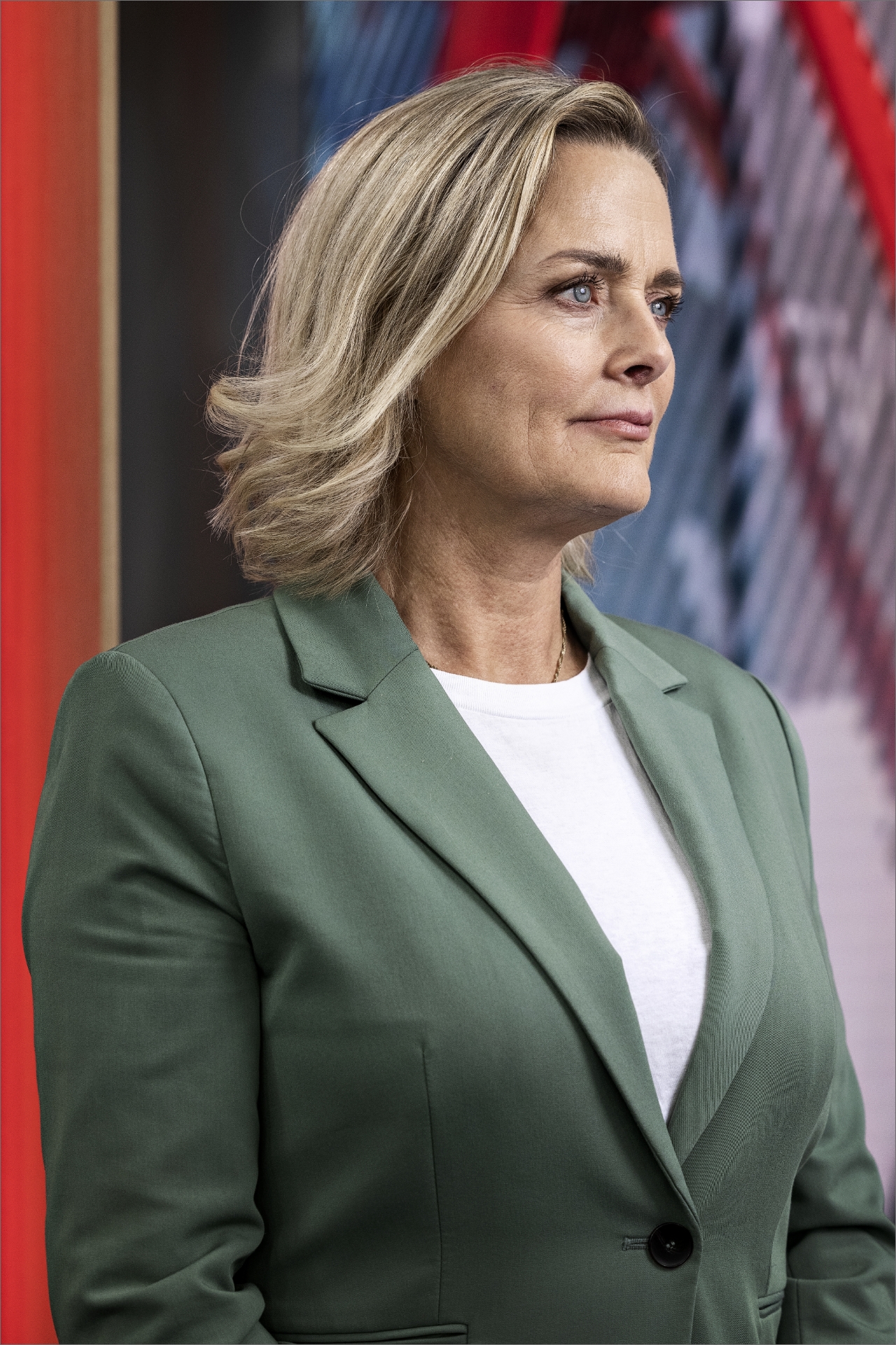 Anne Engdal Christensen står i TV2 studiet