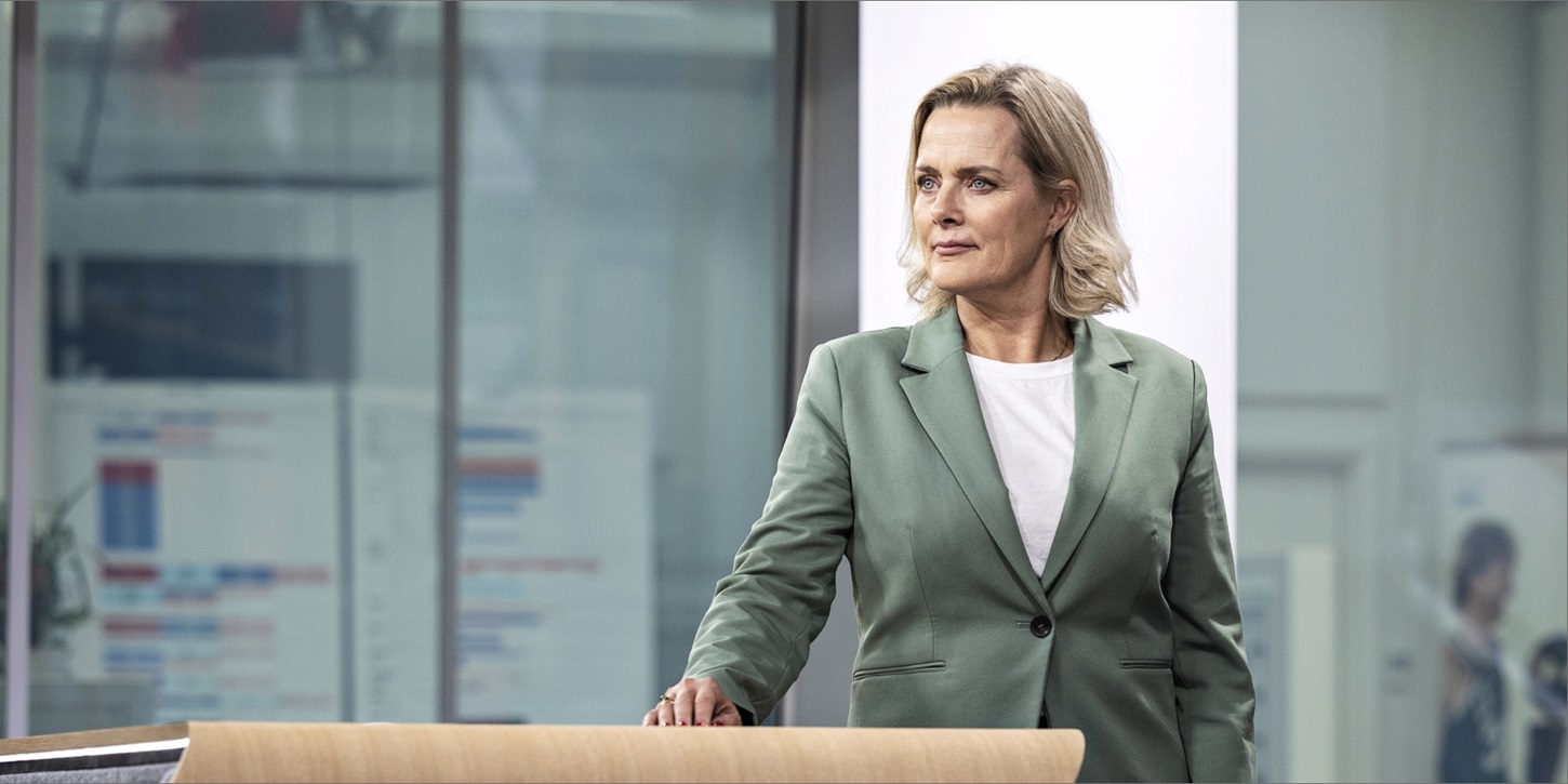 Anne Engdal Christensen står i TV2 studiet