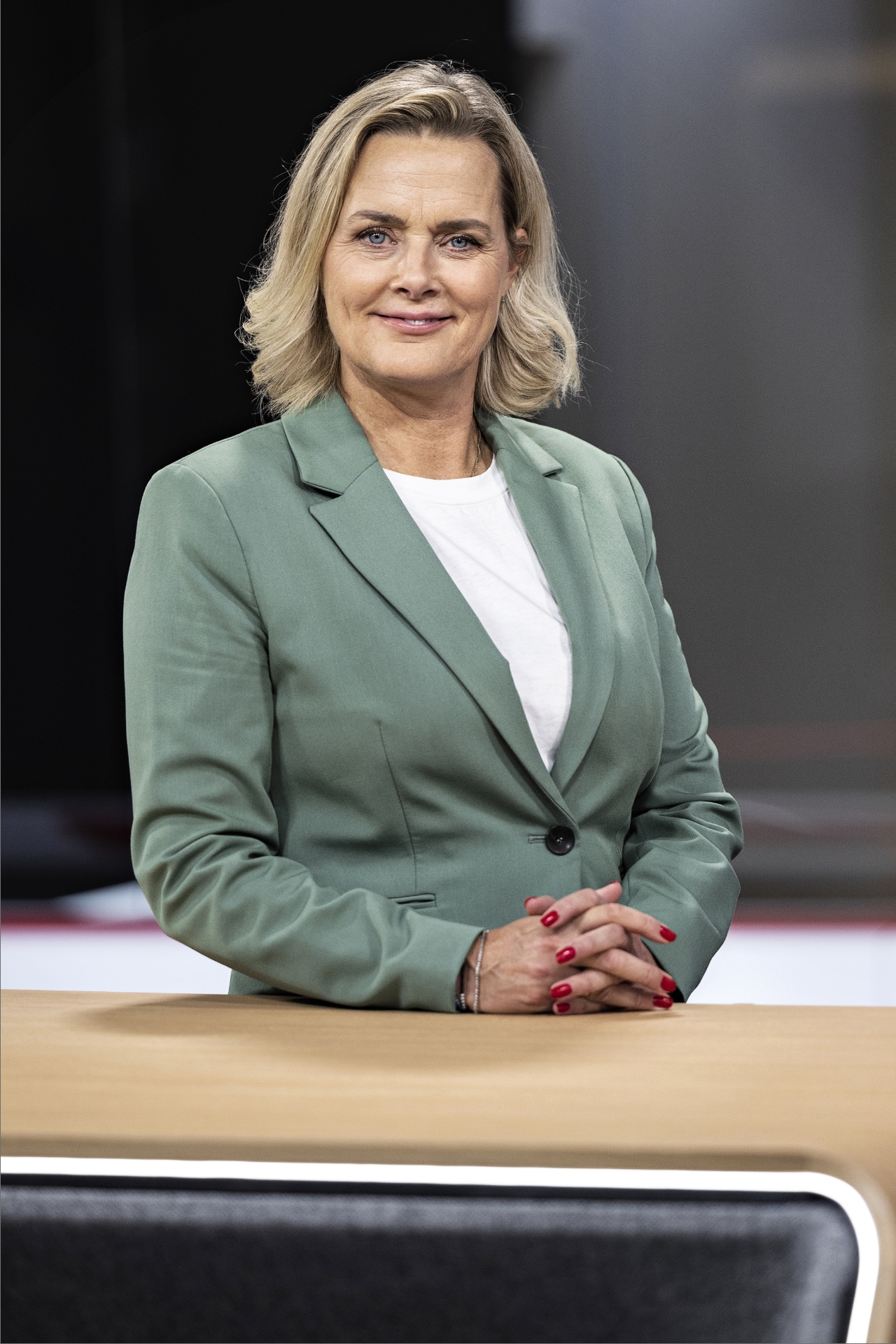 Anne Engdal Christensen står i TV2 studiet