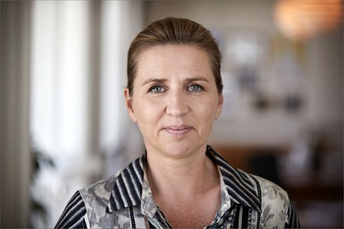 Mette Frederiksen smiler til kameraet