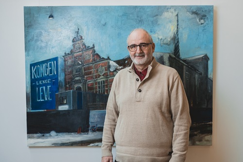 Brian Toft står foran et maleri af Børsen