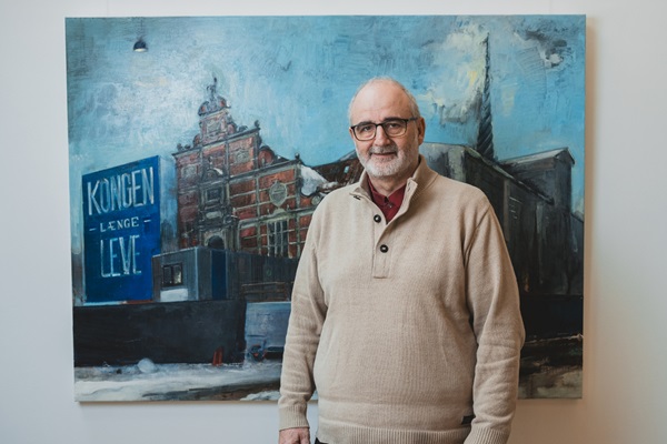 Brian Toft står foran et maleri af Børsen
