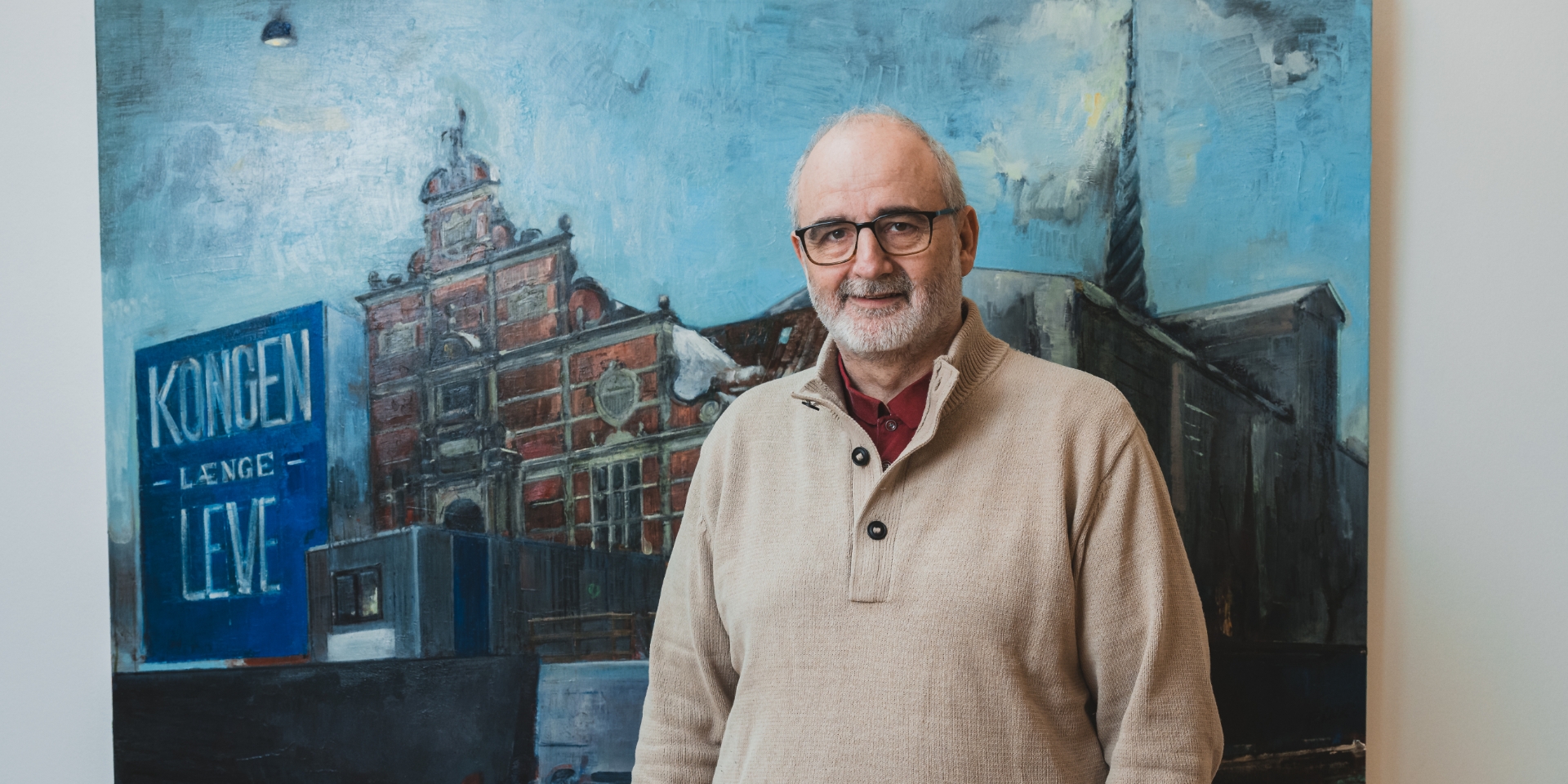 Brian Toft står foran et maleri af Børsen