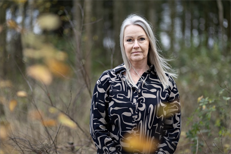 Henriette Sønder står midt i en mark