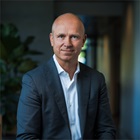 Gregers Wedell-Wedellsborg står i et blåt jakkesæt  