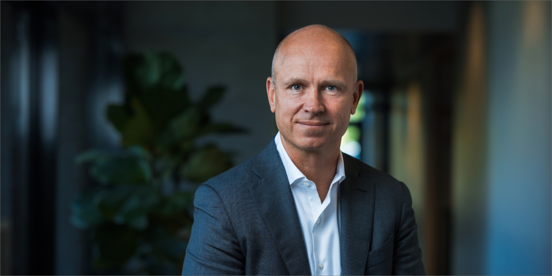 Gregers Wedell-Wedellsborg står i et blåt jakkesæt  