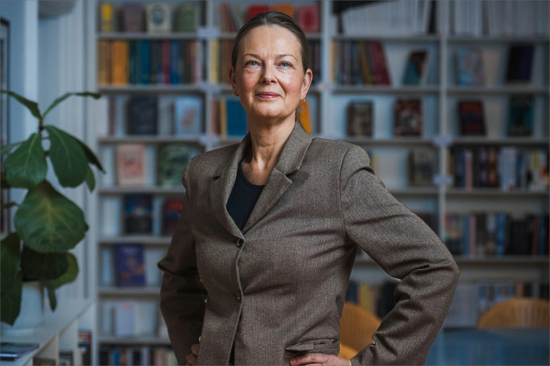 Hanne Salomonsen står med hænderne på hofterne