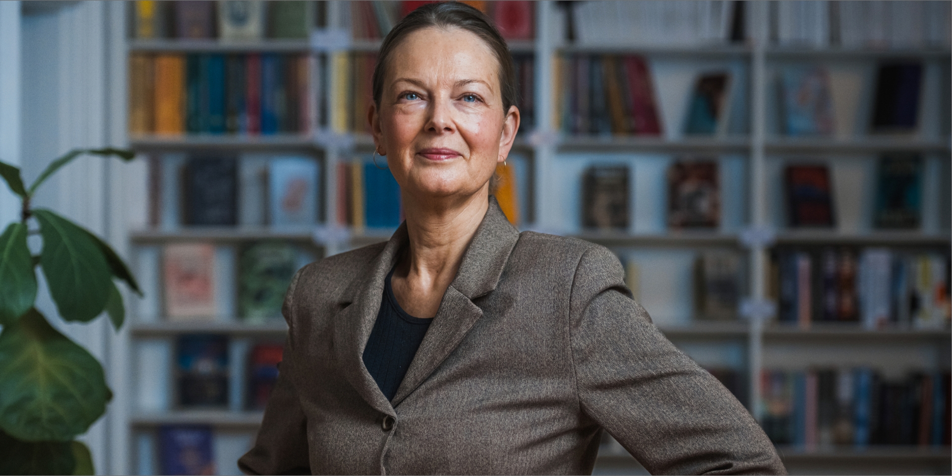 Hanne Salomonsen står med hænderne på hofterne