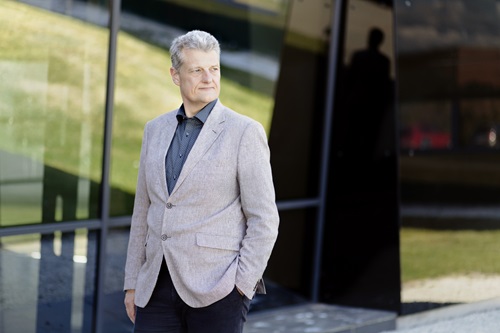 Henrik Mogensen står med en hånd i sin lomme ude foran RTX bygningen