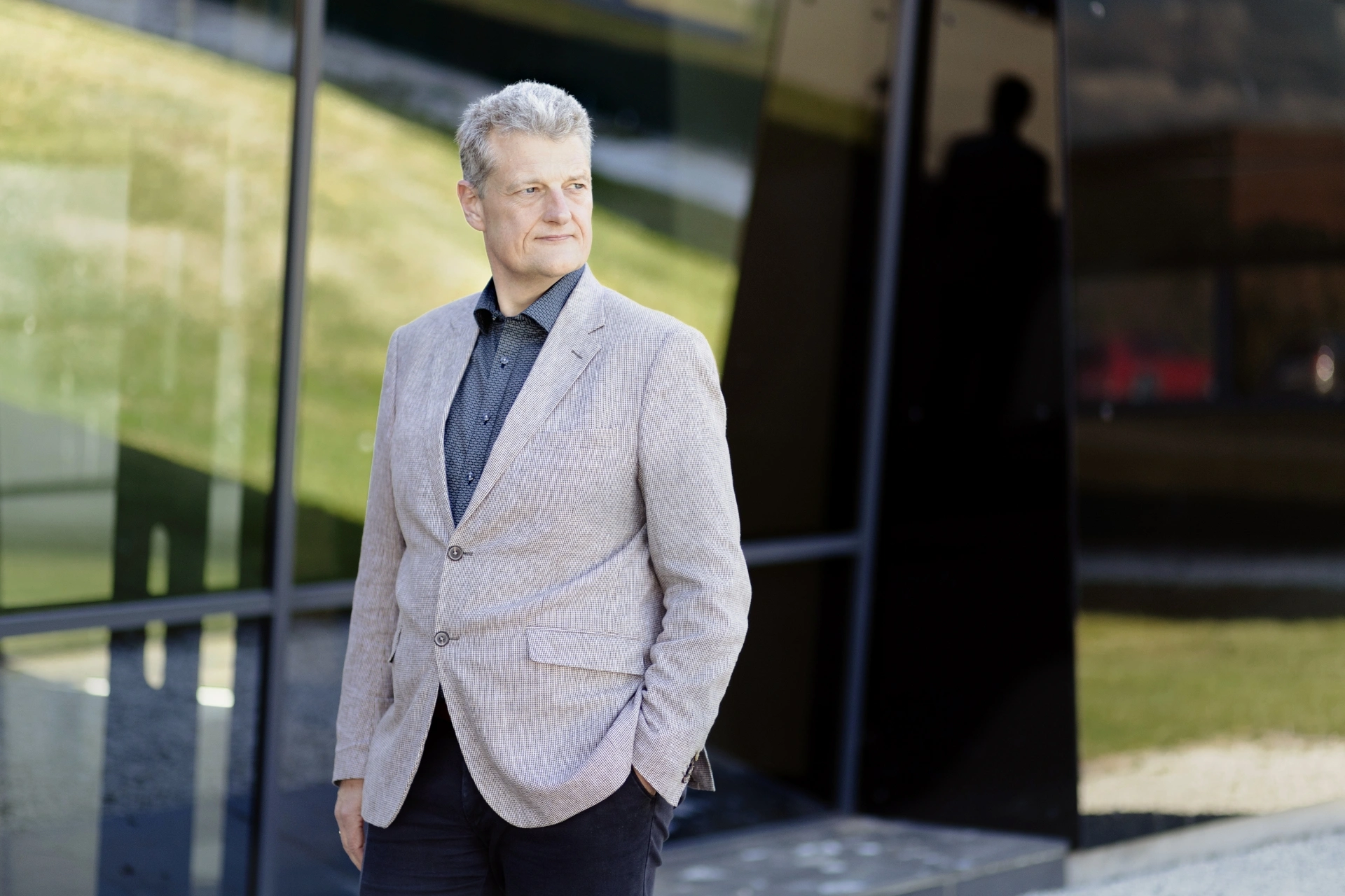 Henrik Mogensen står med en hånd i sin lomme ude foran RTX bygningen