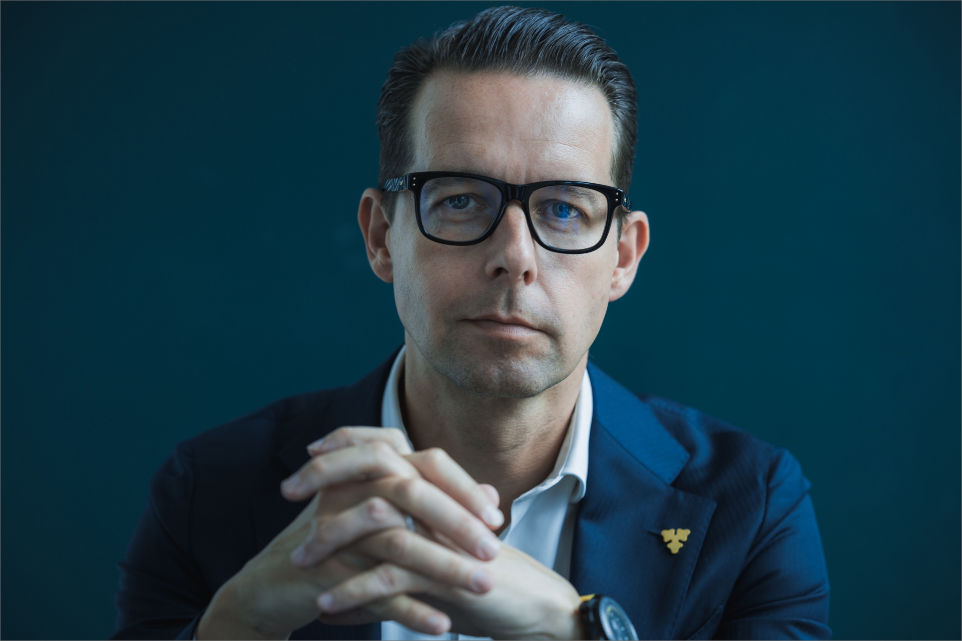 Jacob Aarup-Andersen har foldet sine hænder foran sit ansigt