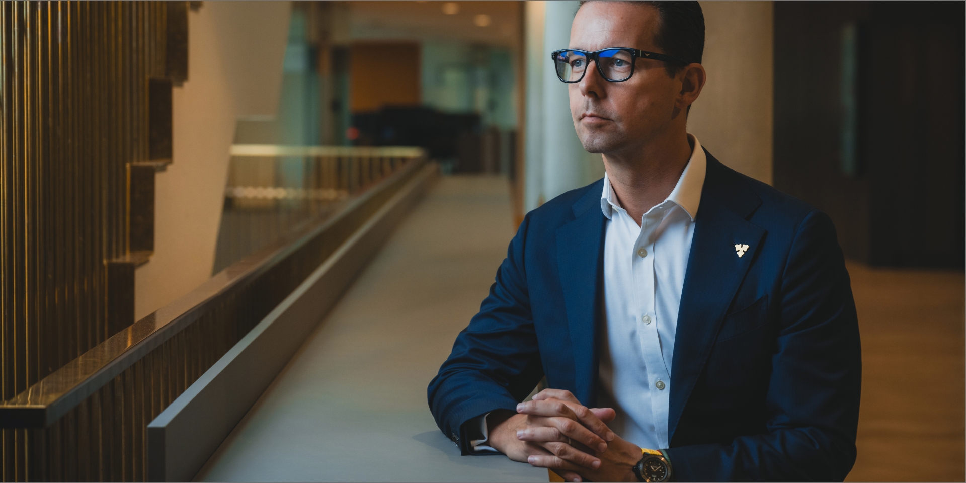 Jacob Aarup-Andersen står ved et bord og læner sig op ad det med sin ene arm på bordet