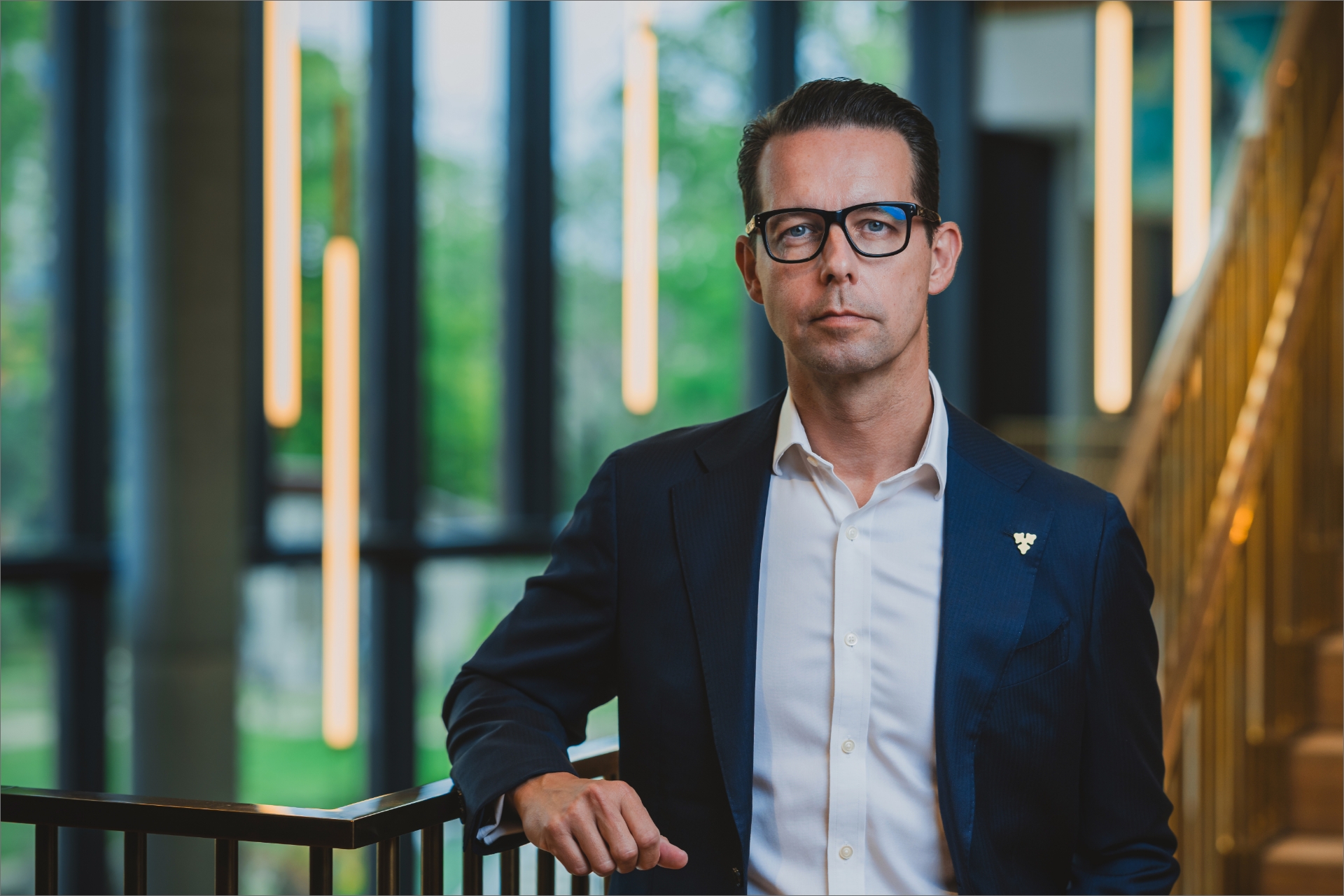 Jacob Aarup-Andersen læner sig op ad et trappe-gelænder i Carlsbergs hovedkontor