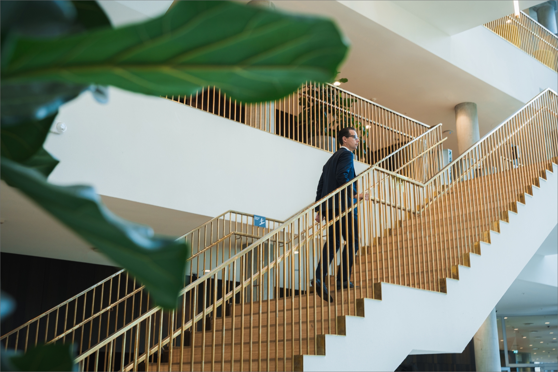 Jacob Aarup-Andersen går op ad en trappe i Carlsbergs hovedkontor