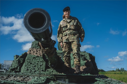 Jette Albinus står på en kampvogn