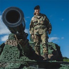 Jette Albinus står på en kampvogn