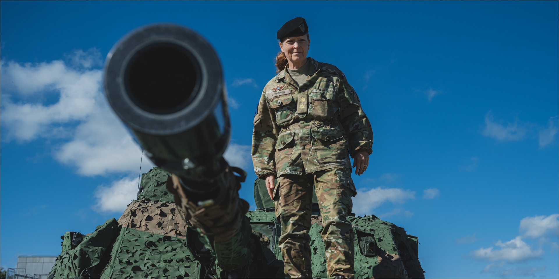 Jette Albinus står på en kampvogn