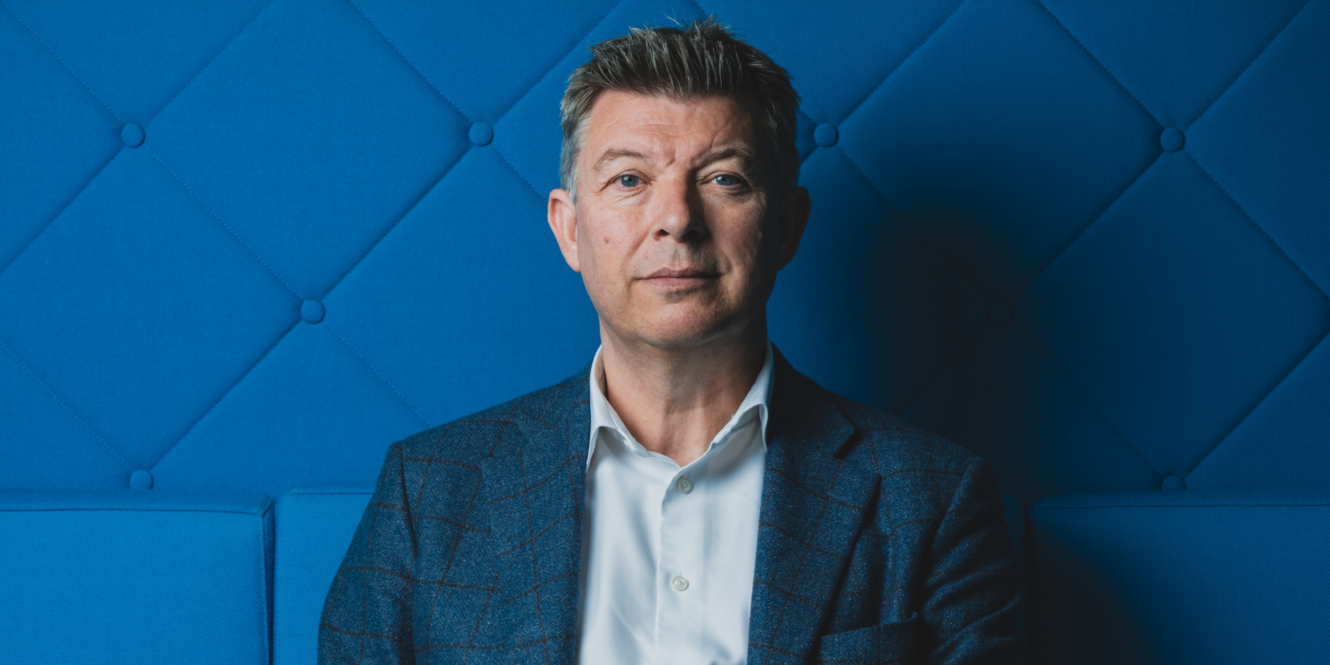 Kim Pedersen sidder i blå stol