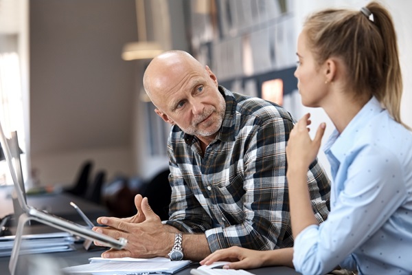 En mand og en kvinde sidder og snakker sammen