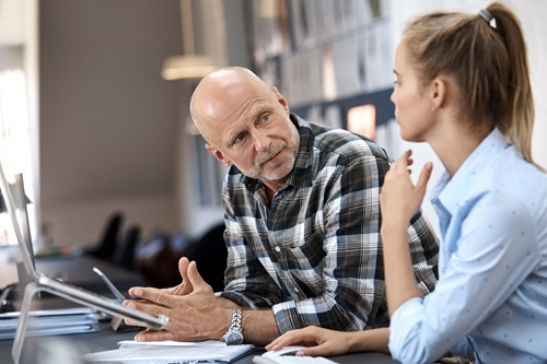 En mand og en kvinde sidder og snakker sammen