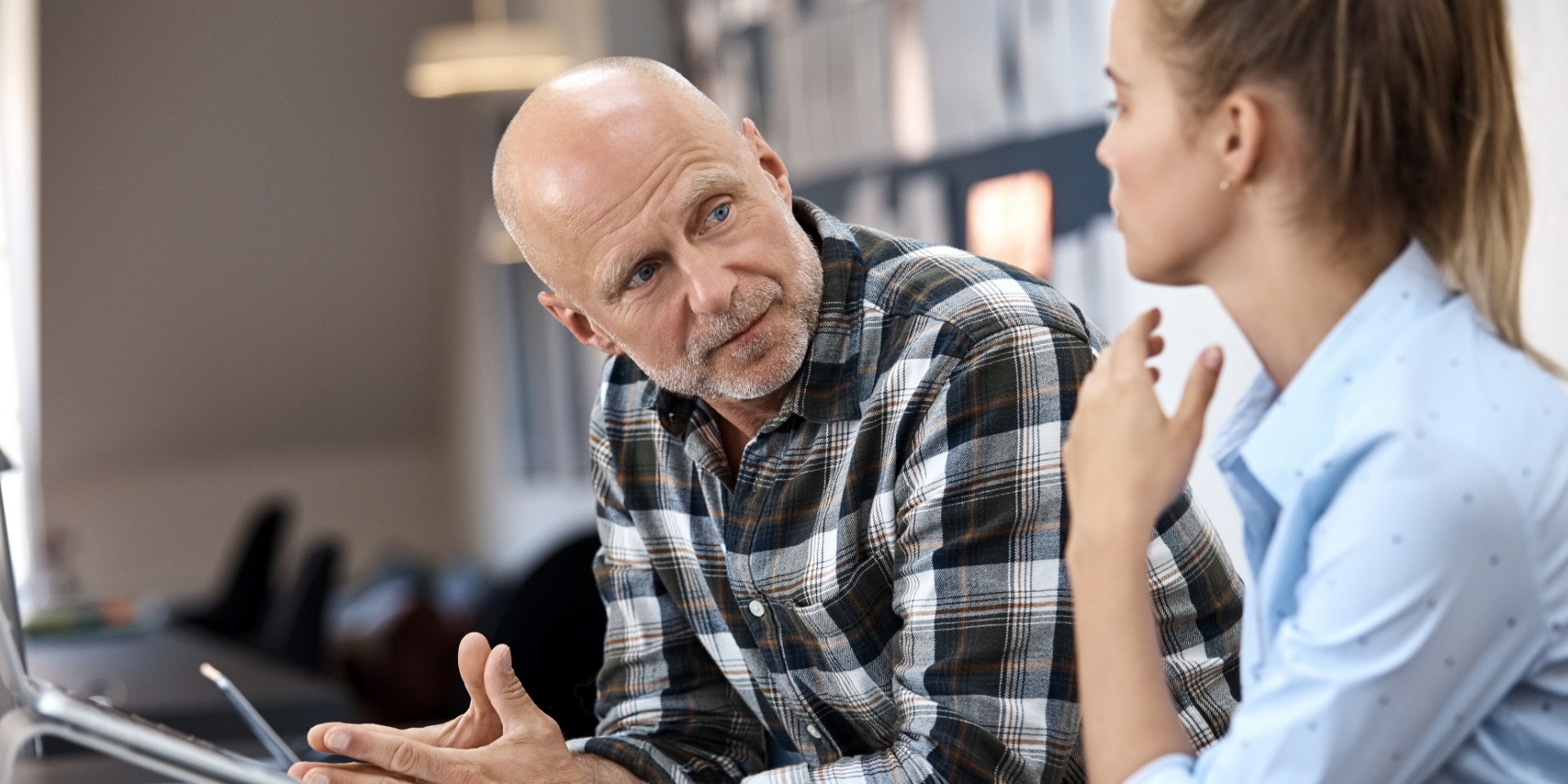 En mand og en kvinde sidder og snakker sammen