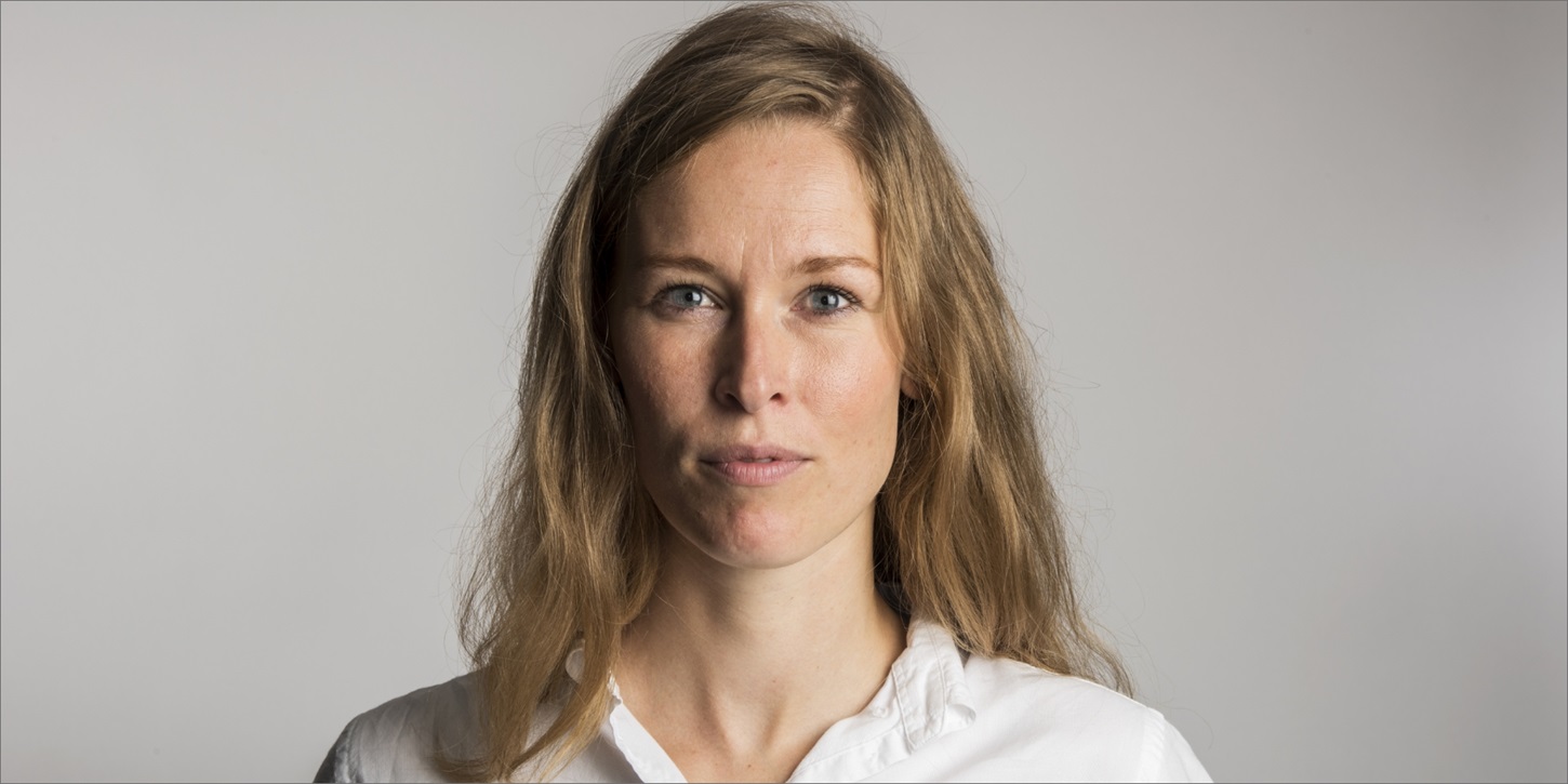 Chefredaktør for Zetland Lea Korsgaard i hvid skjorte og hvid baggrund