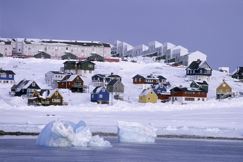 Et billede af Grønlands landskab med sne og huse