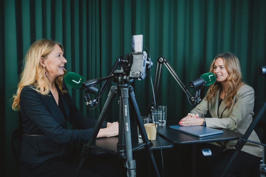 Louise Dinesen og Vibeke Lunding-Gregersen sidder i podcaststudiet 