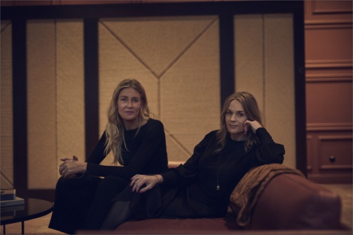 Lederhjerne sidder på en sofa