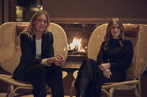 Vibeke Lunding Gregersen og Louise Dinesen sidder på stole