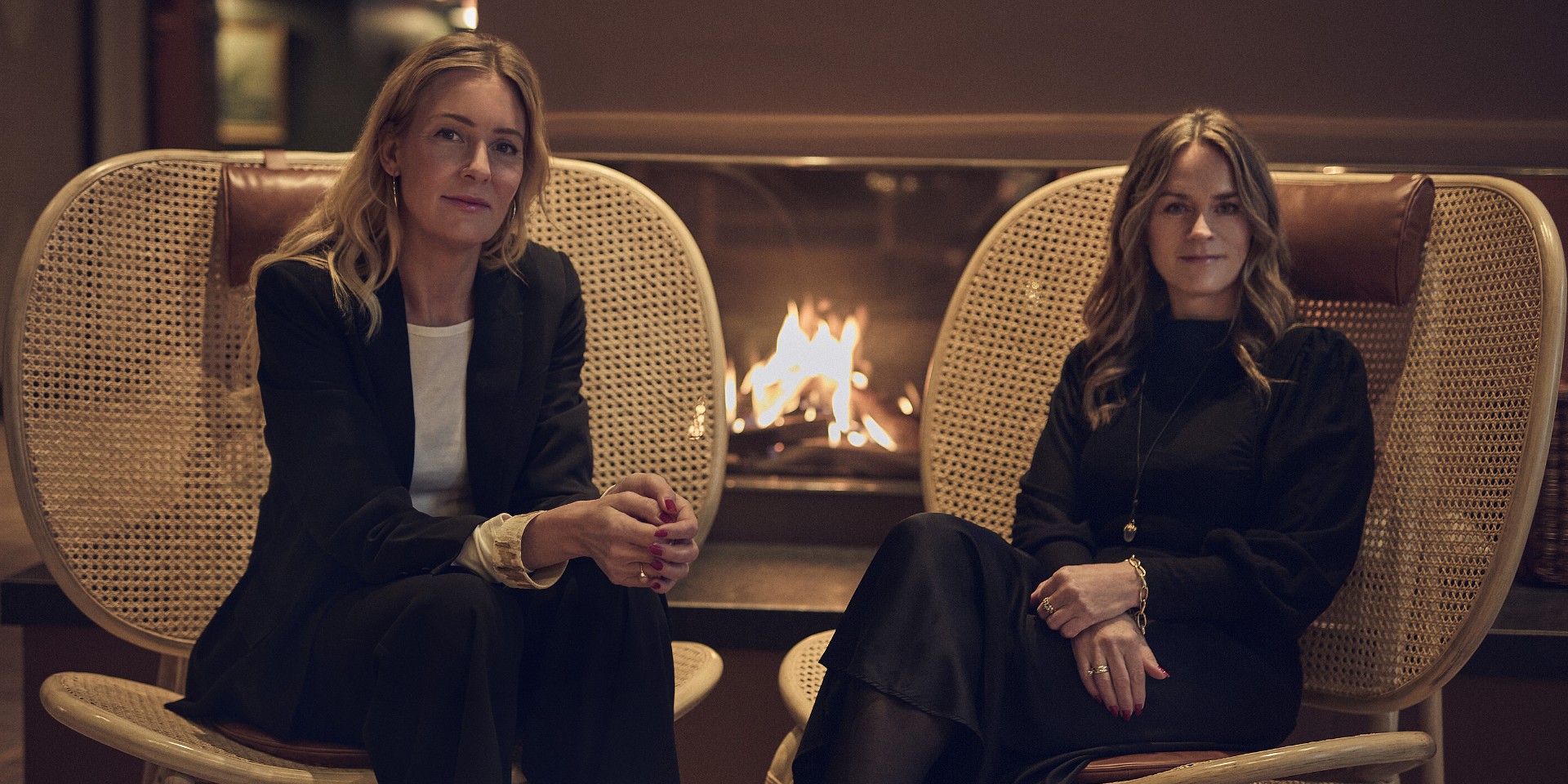 Vibeke Lunding Gregersen og Louise Dinesen sidder på stole