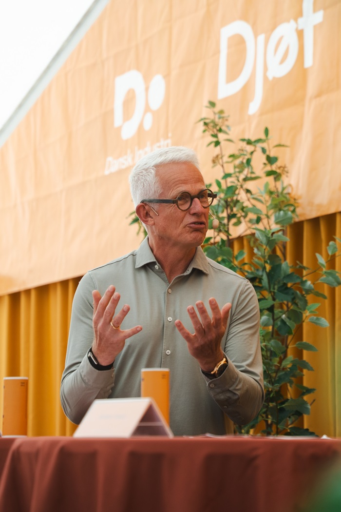 Mads Nipper står på Ledelses Scenen med chefredaktør Anders Hvass fra Lederstof.dk på Folkemødet 2025