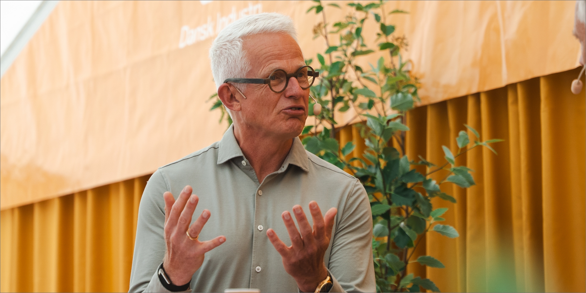 Mads Nipper står på Ledelses Scenen med chefredaktør Anders Hvass fra Lederstof.dk på Folkemødet 2025