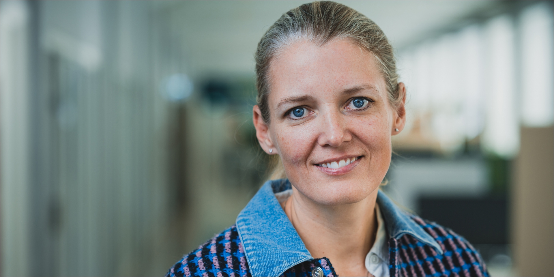 Mette Lykke smiler og er iført en blåstribet skjorte