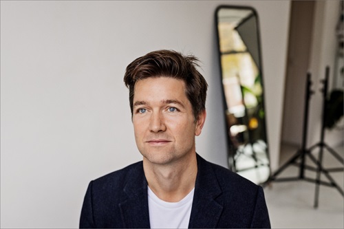 Morten Münster sidder foran et spejl