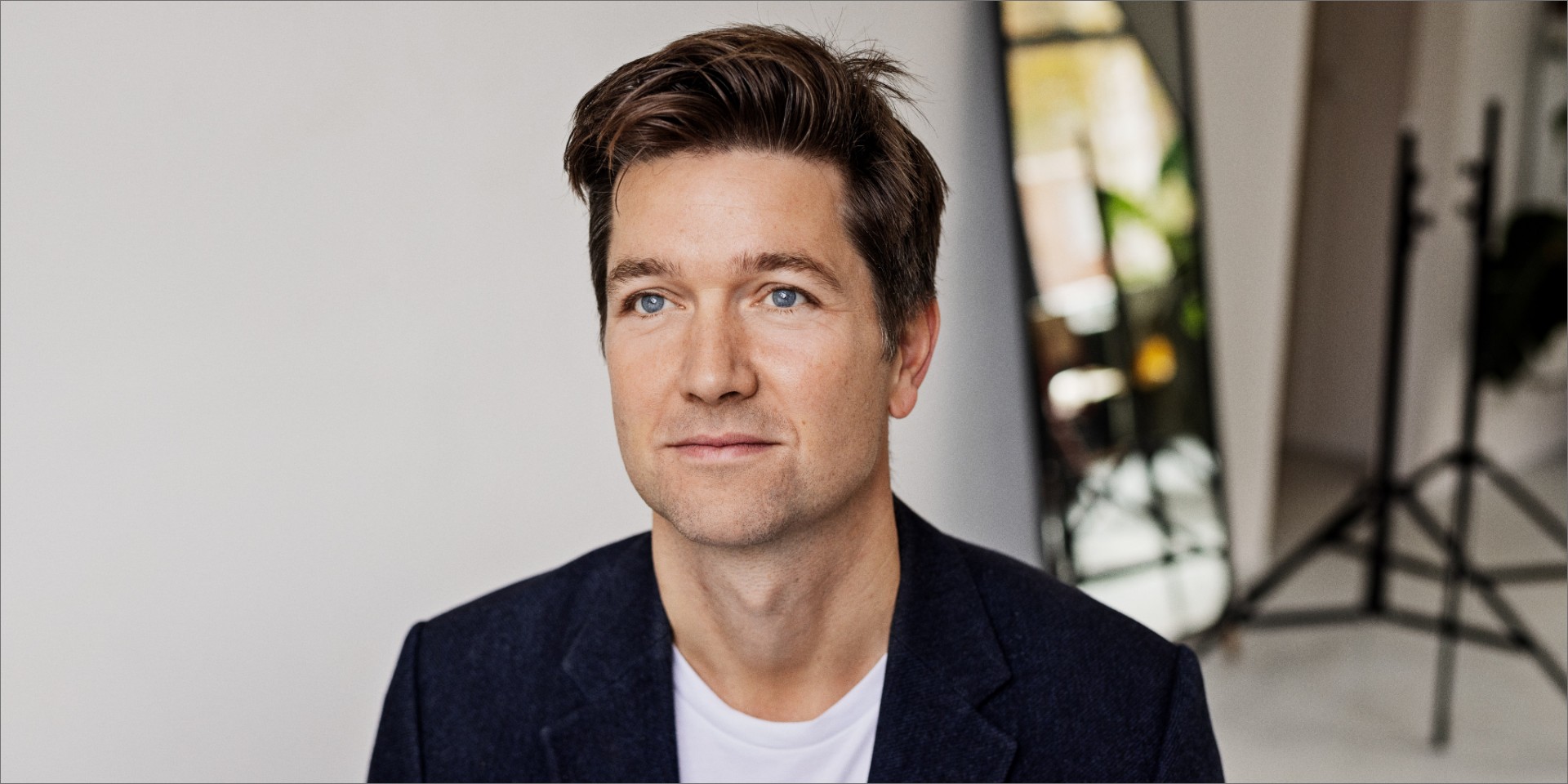 Morten Münster sidder foran et spejl