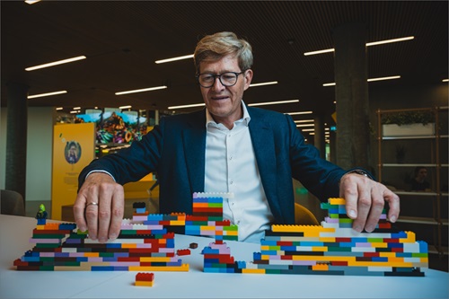Niels B Christiansen sidder med LEGO