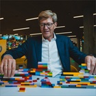 Niels B Christiansen sidder med LEGO