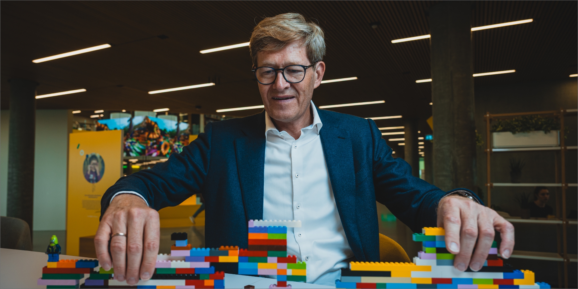 Niels B Christiansen sidder med LEGO