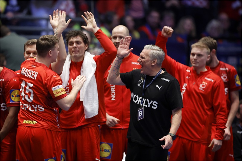 Nikolaj Jacobsen hjulper med sine spillere til VM med et high five